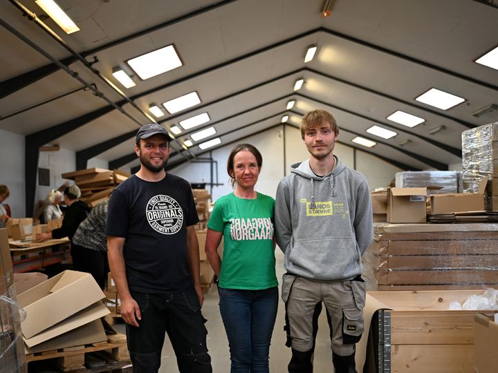 Medarbejdermentor Carsten Bøgh, direktør Anne Mette Olesen og ny medarbejder Simon Lotzkat på Borups Services' pakkeri i det nordlige Randers.