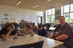Skridt for skridt er Mathias blevet en del af hverdagen på Hobrovejens Skole, og i dag arbejder han som tilkaldevikar og er en kendt voksen blandt både børn og medarbejdere på skolen.