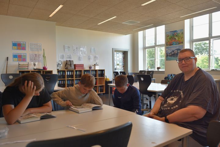 Skridt for skridt er Mathias blevet en del af hverdagen på Hobrovejens Skole, og i dag arbejder han som tilkaldevikar og er en kendt voksen blandt både børn og medarbejdere på skolen.