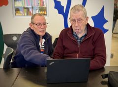 Frivillig i Ældre Sagens IT-café Jens Dyremose viser 86-årige Svend Aage Jensen, hvordan han kan slette dokumenter.