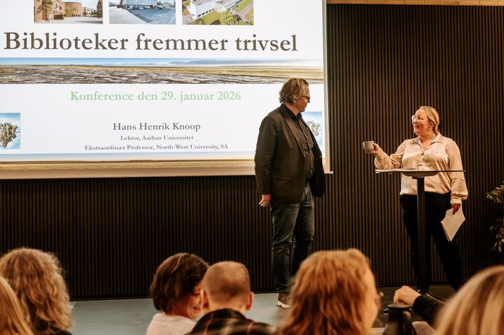 Hans Henrik Knoop og Mai Kordelin Paulsen præsenterer resultaterne af undersøgelsen "Biblioteker fremmer trivsel".