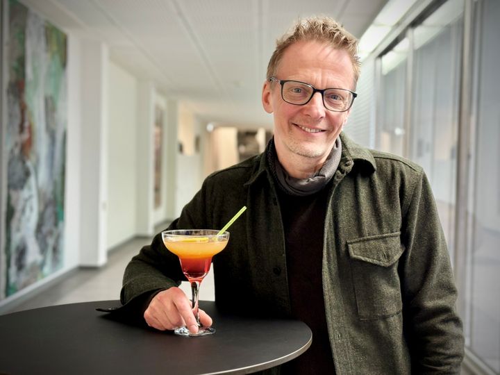 Mik Stegger med en Tequila Sunrise på Randers Kunstmuseum.