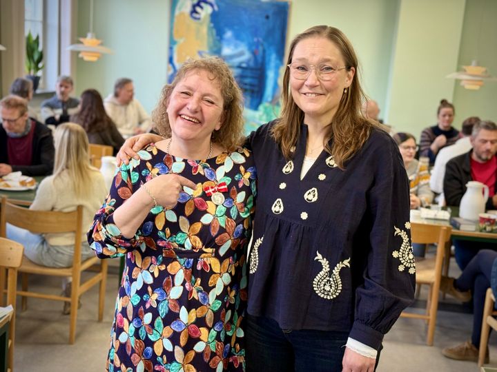 60-årige Lone Fogh modtager H.M. Kongens fortjenstmedalje efter 42½ år i Randers Kommune.