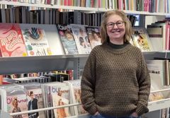 Rikke Bødker foran materialer om krea på Randers Bibliotek.