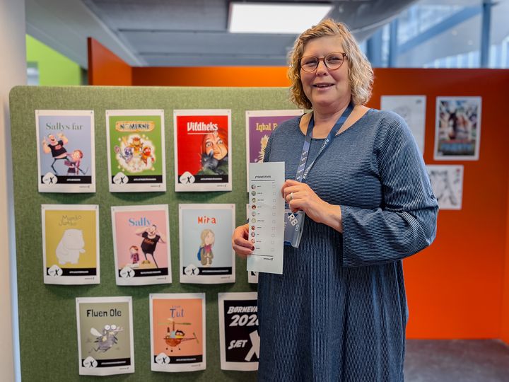 Sanne Andersen foran valgplakaterne i børnebiblioteket på Hovedbiblioteket.