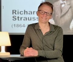 Musikformidler Mik Stegger formidler klassisk musik, så alle kan være med.