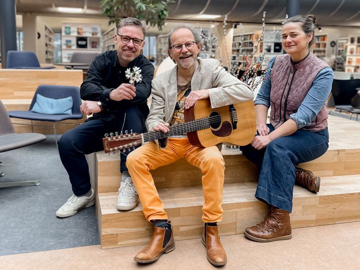 Henrik Gadegaard, Peter Elmelund og Signe Winther Brinkmann inviterer til eftermiddagssang på Randers Bibliotek.
