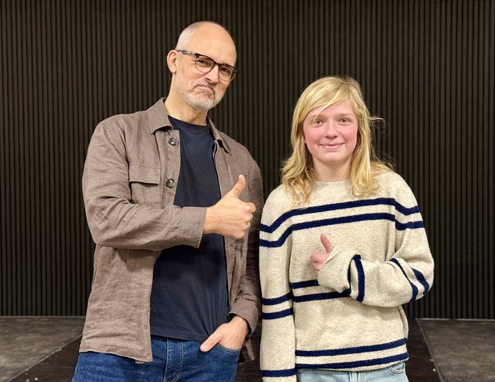 Kasper Hoff er forfatteren bag populære børne- og ungdomsserier som 'Gamerz', 'Samlingens Vogter' og den helt nye 'Øen'. Han besøgte Randers Bibliotek i anledning af Vinterlæsedysten 2026, som 13-årige Julius vandt ved at lytte over 4.000 sider.