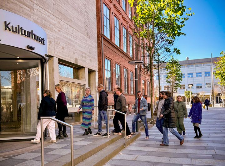 Den kulturelle mil starter ved Bar Roma ovenfor Østervold og går gennem alle tre etager af Randers Kulturhus.