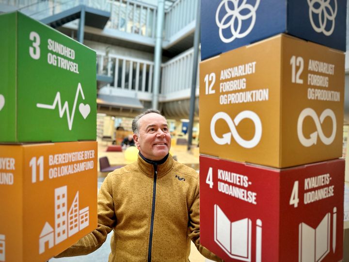Jens Sørensen jonglerer med verdensmål på Randers Bibliotek.