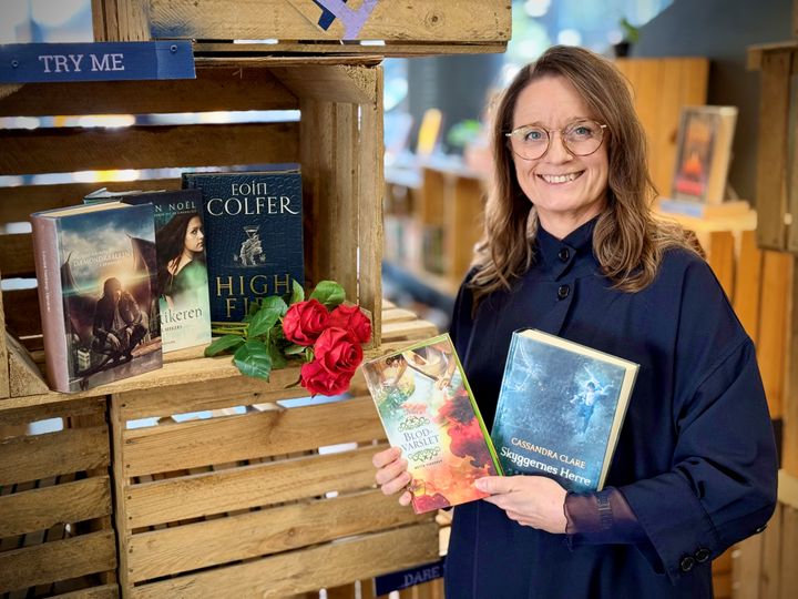 Bibliotekschef Anja Tofthøj Warrer ved Bookcave, hvor ungdomsbøgerne står.