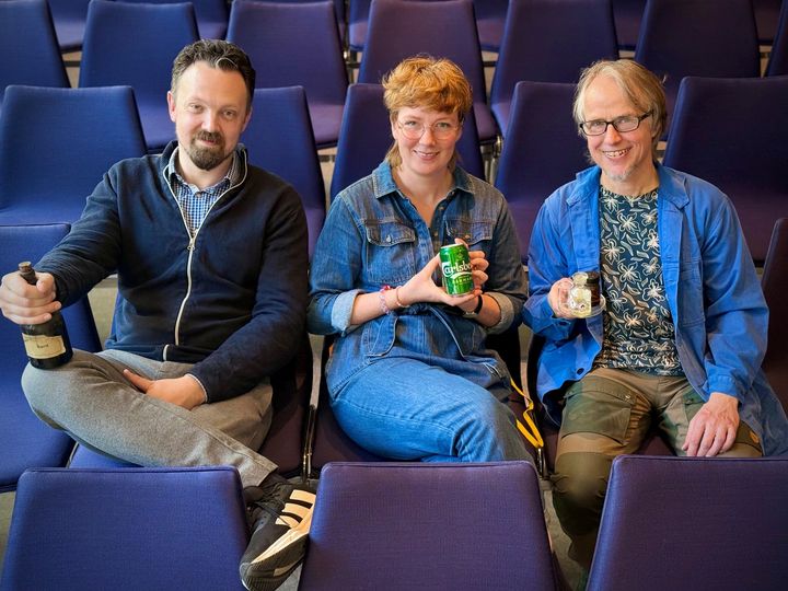 Martin Minka fra Randers Bibliotek, Julie Margrethe Nyrup fra Randers Kunstmuseum og Carsten Korthauer byder indenfor til "Kultur & Cocktail" torsdag den 30. april 2026.