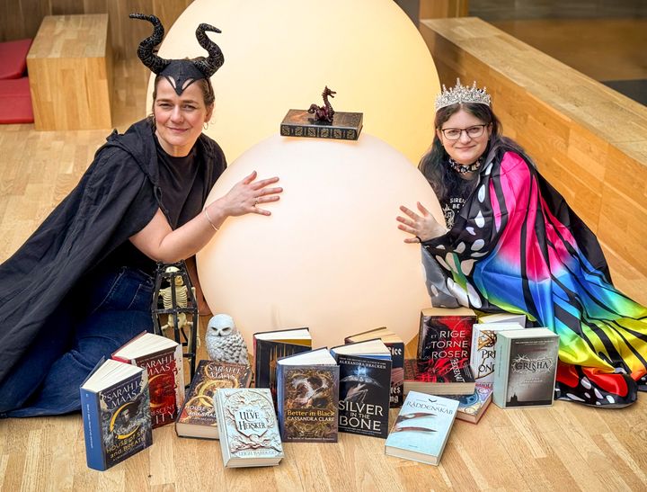Signe Winther Brinkmann og Pernille Thoustrup Jensen inviterer til bogcafé om romantiske fantasy-romaner.