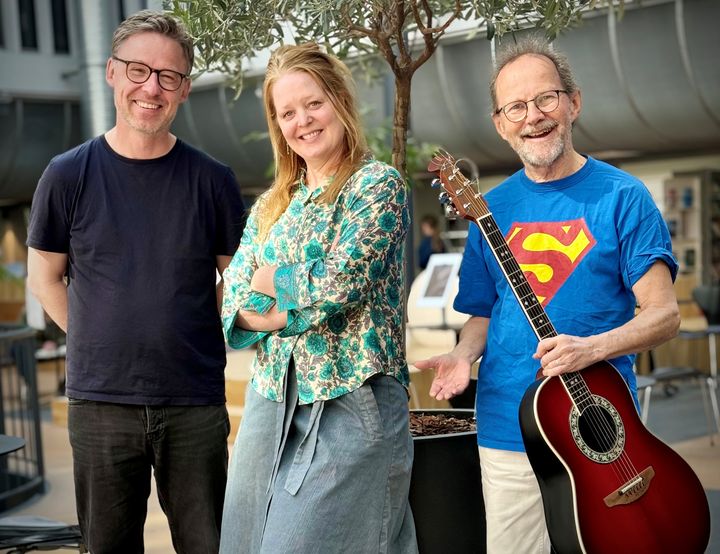 Henrik Gadegaard, Marie Garsdal Brøsted og Peter Elmelund slår tonen an til eftermiddagssang på Randers Bibliotek i maj 2026.