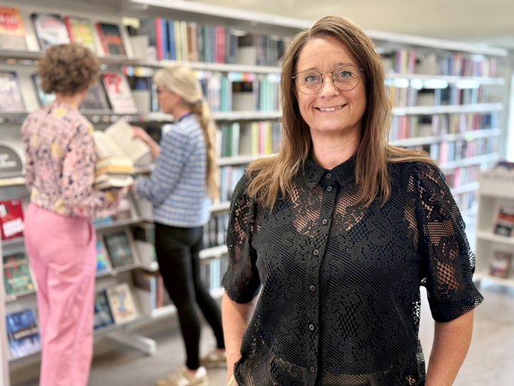 Anja Tofthøj Warrer står ved bogreol på Randers Bibliotek