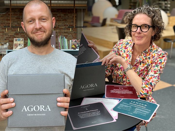 Inger Nygaard Kaad fra Randers Bibliotek og Jeppe Kirketerp fra Herning Bibliotekerne med værktøjskassen, der skal kvalificere bibliotekernes arbejde med demokrati.