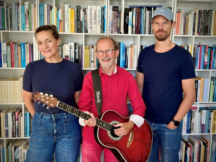 Signe og Svend Brinkmann synger for til eftermiddagssang på Randers Bibliotek i august. Biblioteksmusikant Peter Elmelund akkompagnerer.