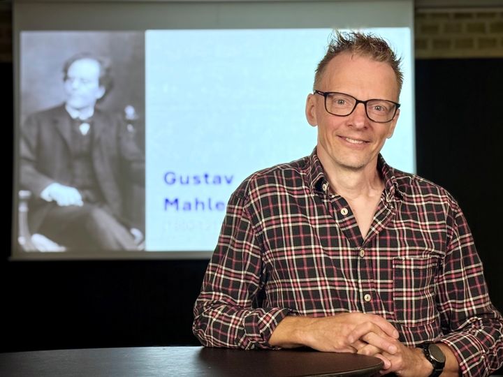 Mik Stegger er musikformidler på Randers Bibliotek. Mød ham i Klub Klassisk i september, hvor han fortæller om Gustav Mahlers fjerde symfoni.