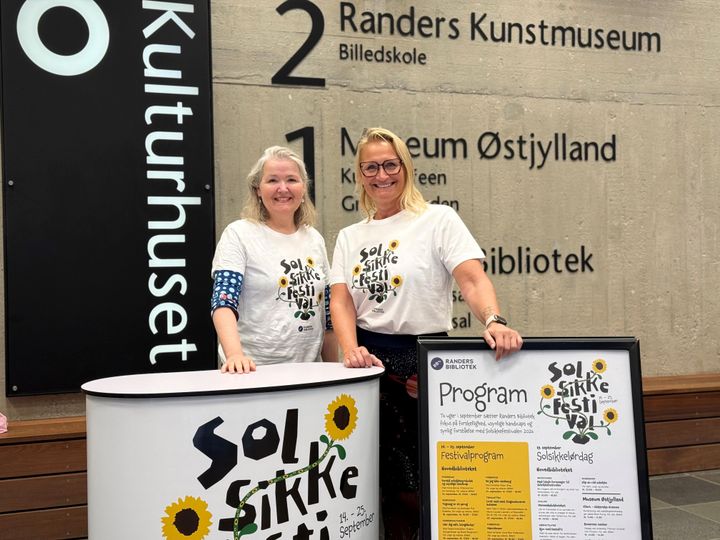 Lena Koldsø og Bettina Boddum byder velkommen til Solsikkefestival på Randers Bibliotek i september 2026.