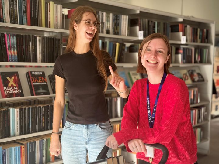 Forud for dette billede sagde Rikke Madsen et eller andet til sin kollega og veninde Cecilie Sabroe, der fik begge piger til at storsmile og grine gennem hele fotosessionen. Ingen af dem vil ud med, hvad hun sagde.