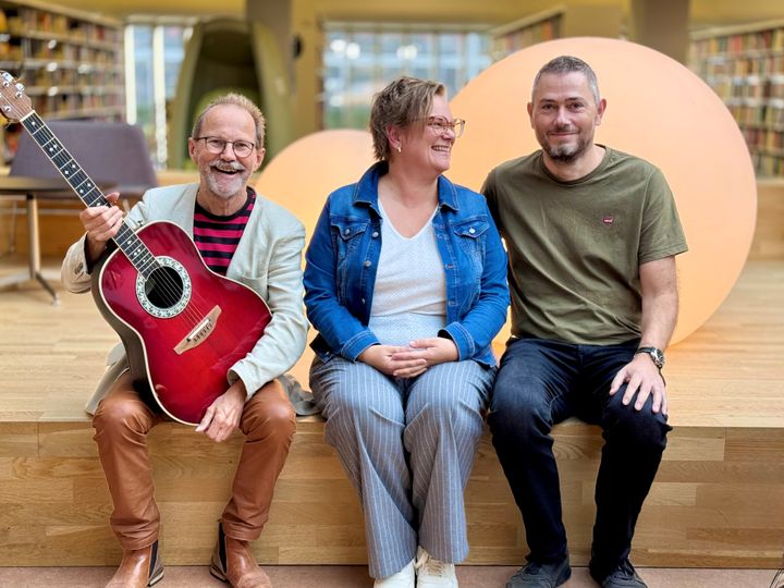 Peter Elmelund var det hemmelige indslag til Henrik Secher Nielsen og Mette Secher Hedes bryllup i 2011. I oktober 2026 står de sammen i spidsen for eftermiddagssang på Randers Bibliotek.