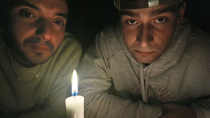 ”Skal vi panikke, eller skal vi bare tage det stille og roligt?” – citat og foto fra DR’s nye program ’Når alt slukker’.