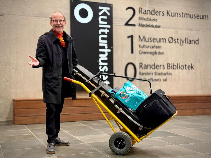 Biblioteksmusikant Peter Elmelund synger med sårbare borgere i anledning af Spil Dansk Ugen 2026.