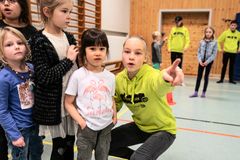 Der er aktive Legepatruljer over hele landet, hvor store elever - som her på Thyregod Skole - sætter gang i frikvartersaktiviteter for deres yngre skolekammerater. Nu etablerer Dansk Skoleidræt med støtte fra LEGO Fonden en version særlig målrettet specialundervisningstilbud.