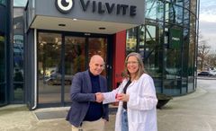 VilVites projektleder og Fana Sparebanks repræsentant giver hånd på, at Videnskabsklubben kommer til Norge.