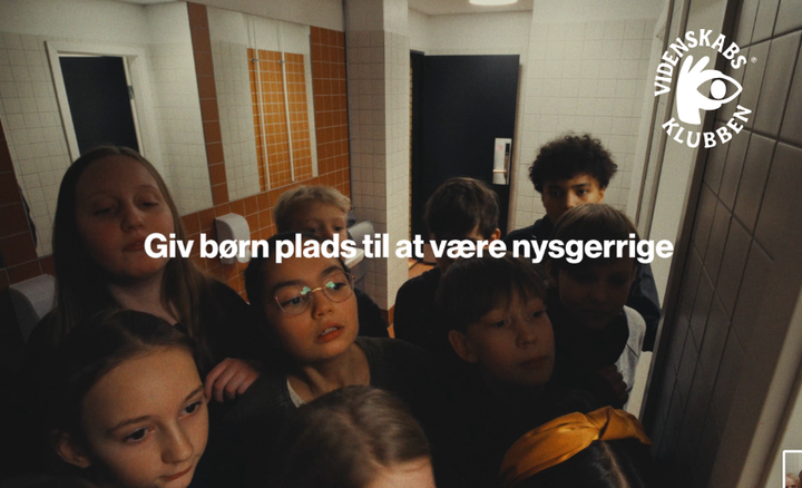 En masse nysgerrige børn er samlet på et skoletoilet