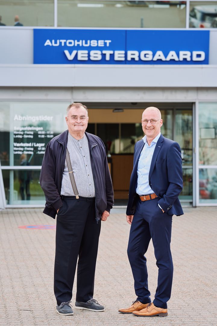 Hans Vestergaard, ejer af Autohuset Vestergaard (t.v.), og Niels Vrist Bertelsen, administrerende direktør i Nic. Christiansen Gruppen (t.h.).