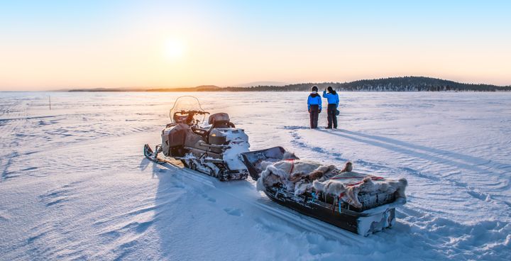 Rejser til Lapland er steget med 50% sammenlignet med 2024. Her ses en solnedgang ved Inarisøen, Lapland, Finland.