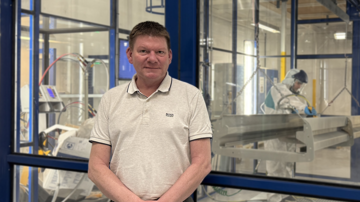 Business Unit Director hos Mekoprint Mechanic Systems i Hornslet, Søren Dahl Larsen, foran den nye pulverlakeringskabine