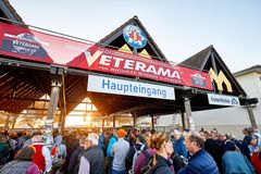 The photo shows the main entrance to VETERAMA at the Maimarkt grounds in Mannheim-Europe's largest classic car market. A long line of people has formed in front of the entrance. Visitors eagerly jostle their way toward the entrance, proving the fair's great popularity and appeal. It's a typical start to an exciting day full of automotive treasures. Photo source: Veterama