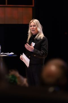”Kommunalvalget den 18. november – og valgkampen op til – er et oplagt tidspunkt at give håndtryk på, at kommuner og civilsamfund skal styrke samarbejdet,” udtaler Anna Bjerre, formand for Frivilligrådet i forbindelse med lanceringen af anbefalingerne.