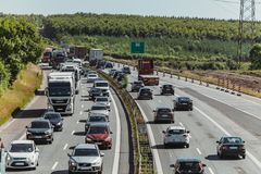 E45 er en af Danmarks vigtigste transportårer. Med dagens beslutning bliver flere tilslutningsanlæg fremtidssikret, så både virksomheder og pendlere får bedre mobilitet.