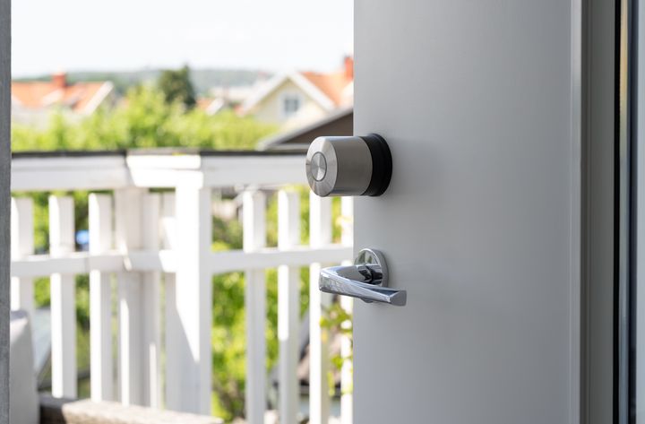 Discreetly mounted on the inside of the door, completely invisible from the outside