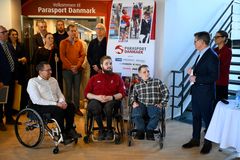 Dan Boyter overrækker Pressalit Årets Para-atlet 2025