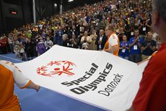 Special Olympics-flaget bæres ind til åbningsceremonien i Roskilde
