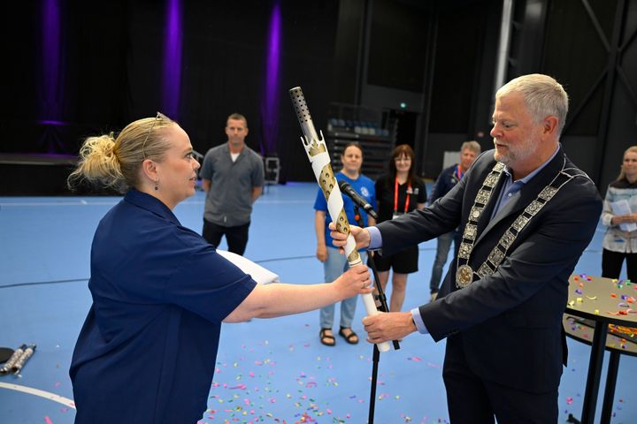 Værtskabet overrækkes fra Roskildes borgmester Tomas Breddam til Randers' borgmester Rosa Lykke Yde.