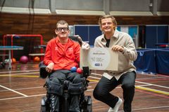 Daniel modtager legatet af Søren Brunsborg