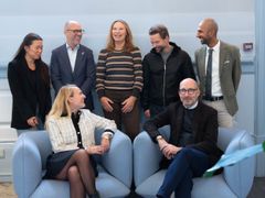 Gruppefoto af repræsentatner fra FLA Leadership og investorer samlet i forbindelse med den nye bevilling fra Industriens Fond.