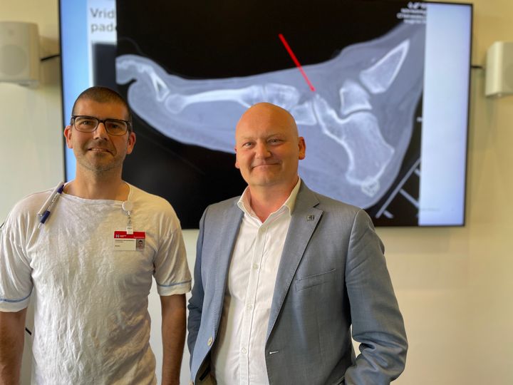 Behandlersygeplejerske Martin Nielsen fra Nordsjællands Hospital forklarede om, hvordan hjælpen fra AI hjælper i hverdagen. Her sammen med regionsrådsformand Lars Gaardhøj (S).