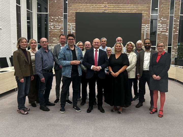 Partierne bag Region Østdanmarks første budgetaftale i den nyrenoverede regionsrådssal i Sorø