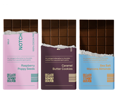 NOTCH kan købes som tre barer: NOTCH DARK med ristede Marcona-mandler og havsalt og NOTCH MILK med enten karamel og kiks eller hindbær og birkes.