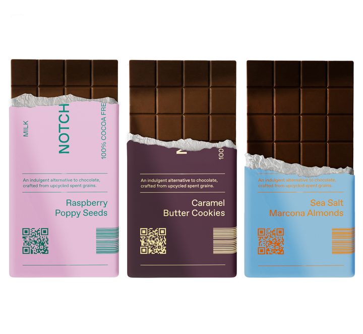 NOTCH kan købes som tre barer: NOTCH DARK med ristede Marcona-mandler og havsalt og NOTCH MILK med enten karamel og kiks eller hindbær og birkes.