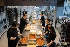 Kokke, elever og udsatte unge arbejder hver dag side om side i JunkFoods køkken på Frederiksberg, hvor de med udgangspunkt i oveskudsvarer laver de 1.000 måltider, som JunkFood dagligt serverer for gadens folk landet over.