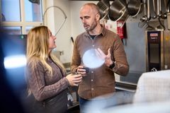Socialrådgiver Nadia Lisbeth Hansen og afdelingsleder Christoffer Karlson på Værestedet i Aarhus, hvor JunkFood har serveret mad for gadens folk siden januar.