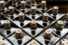 Copenhagen Distillery ikoniske kubiske flaske fyldes med håndkraft