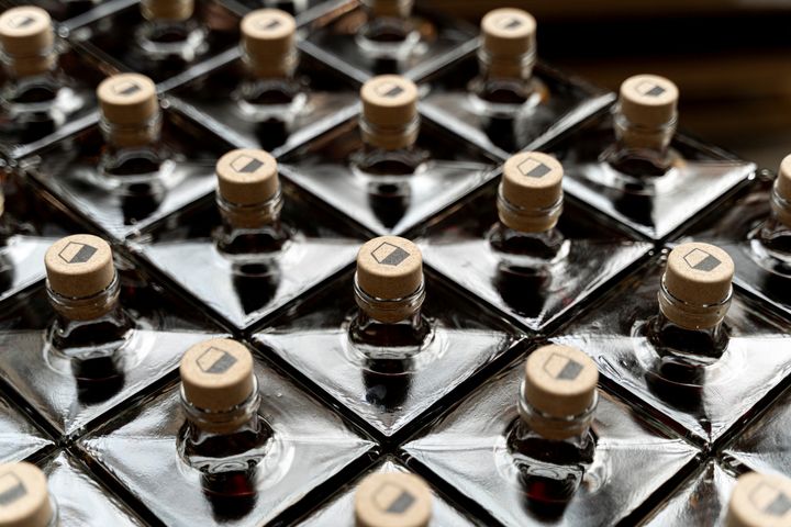 Copenhagen Distillery ikoniske kubiske flaske fyldes med håndkraft